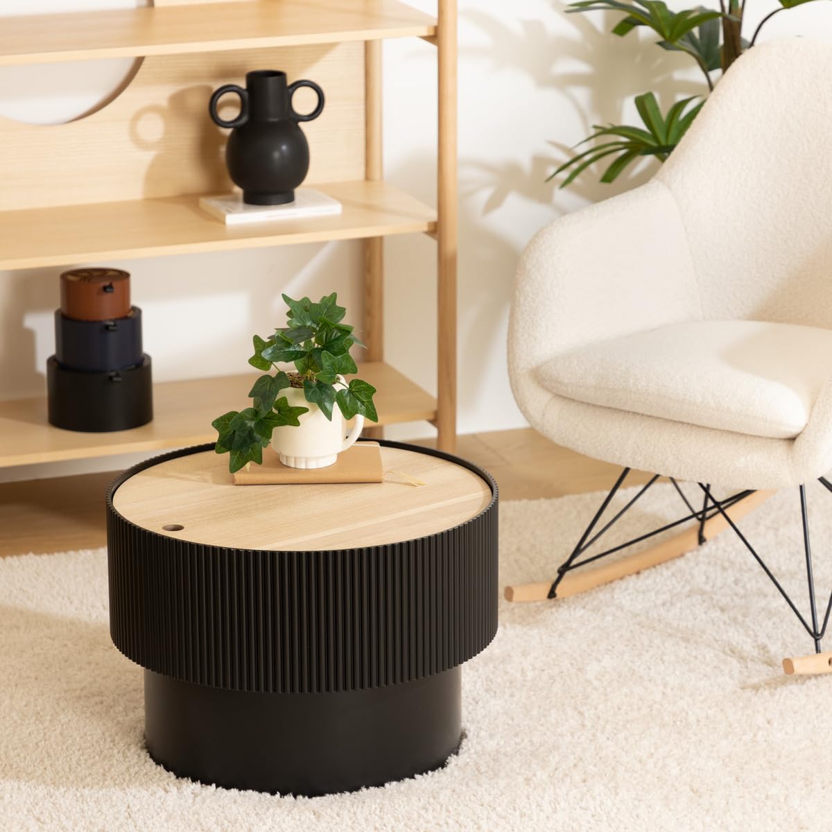 Table ronde basse en placage frêne